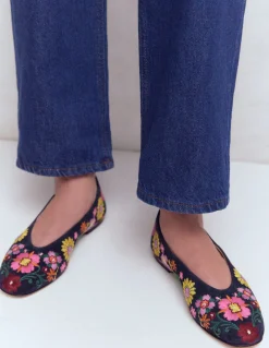 Boden Chaussures Plates-Ballerines couvrantes Bleu marine/broderies