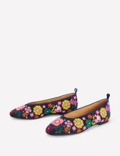 Boden Chaussures Plates-Ballerines couvrantes Bleu marine/broderies