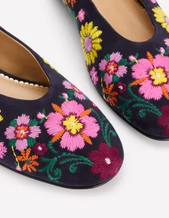 Boden Chaussures Plates-Ballerines couvrantes Bleu marine/broderies