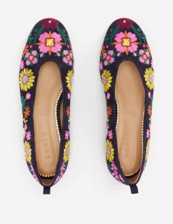 Boden Chaussures Plates-Ballerines couvrantes Bleu marine/broderies