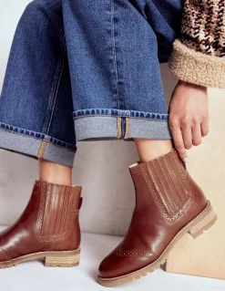 Boden Chaussures Plates-Bottines Chelsea à détails richelieus Fauve