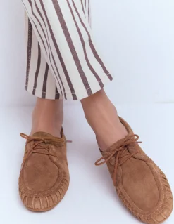 Boden Chaussures Plates-Chaussures bateau souples Fauve