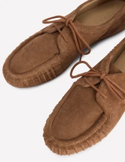 Boden Chaussures Plates-Chaussures bateau souples Fauve