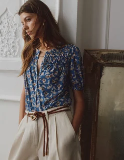 Boden Tops & T-Shirts-Chemise manches courtes Mya à smocks Bleu marine authentique, motif Dainty Blooms