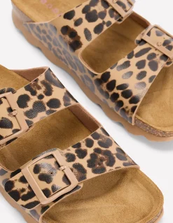 Boden Chaussures Plates|Sandales-Claquettes Lyla imprimées à boucles Cœurs folk rouge rockabilly