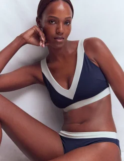 Boden Bikinis|Maillots De Bain-Haut de bikini Campania croisé dans le dos Bleu marine, colourblock ivoire