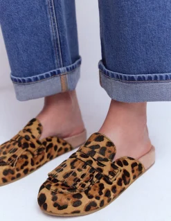 Boden Chaussures Plates-Sabots Etta façon mules avec franges Klassisches Leopardenmuster Ponyhaar
