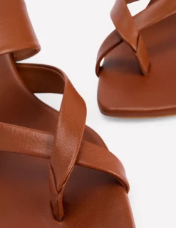 Boden Chaussures À Talons-Sandales façon tongs à petits talons Fauve