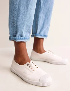 Boden Baskets|Chaussures Plates-Tennis sans lacets en toile Ivoire et Bleu Marine à Pois