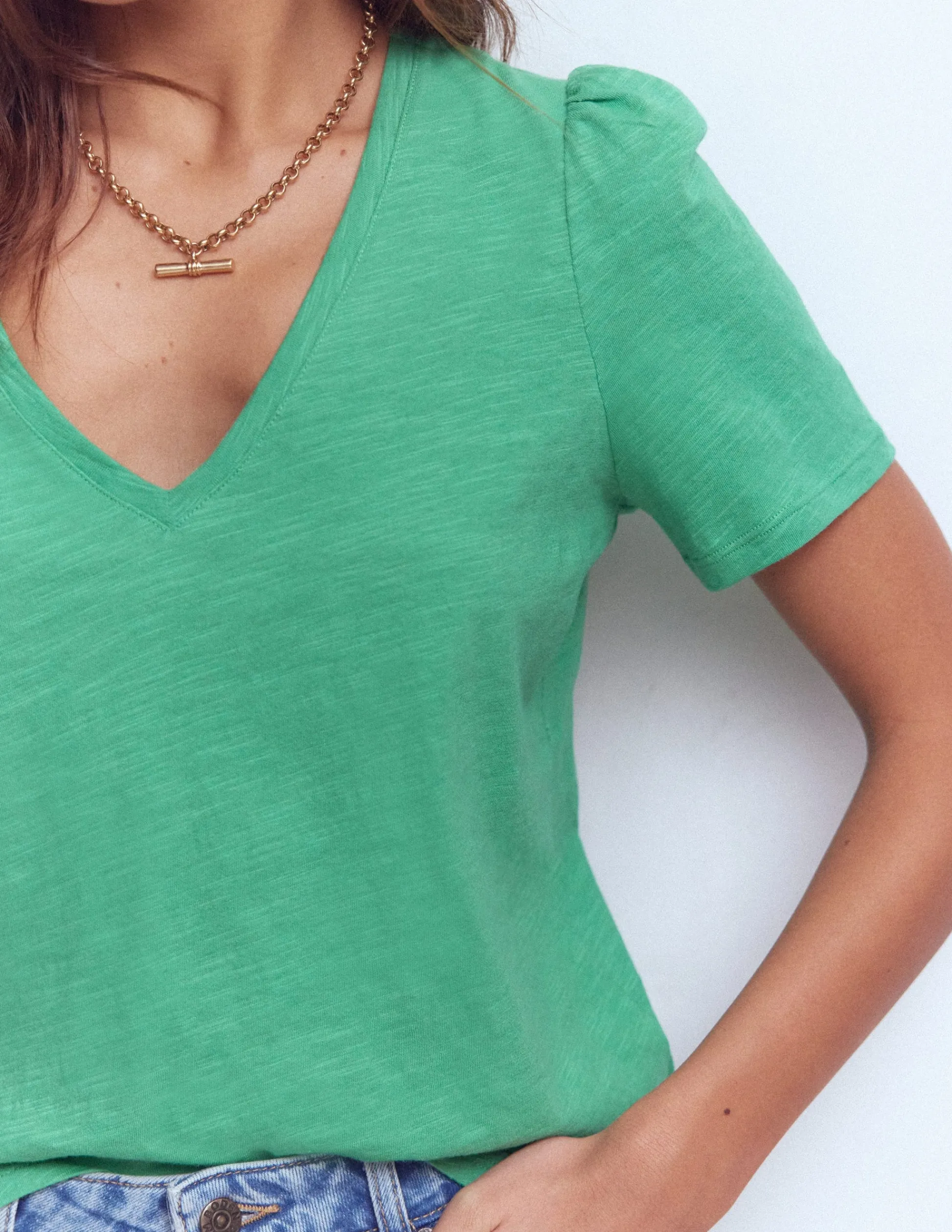 Boden Tops & T-Shirts-T-shirt flammé Sophie à col V Aloe Grün