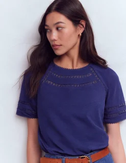 Boden Tops & T-Shirts-T-shirt Poppy à col rond et détails Bleu phare