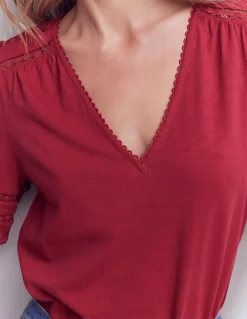 Boden Tops & T-Shirts-T-shirt Poppy col V à détails Rouge terre cuite